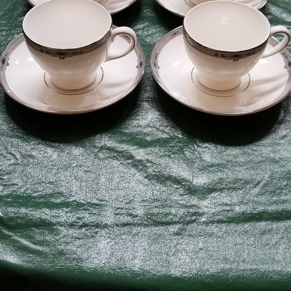 2 Wedgwood Amherst Leigh Shape Footed Cups & Saucers Platinum Trim - Picture 2 of 6
